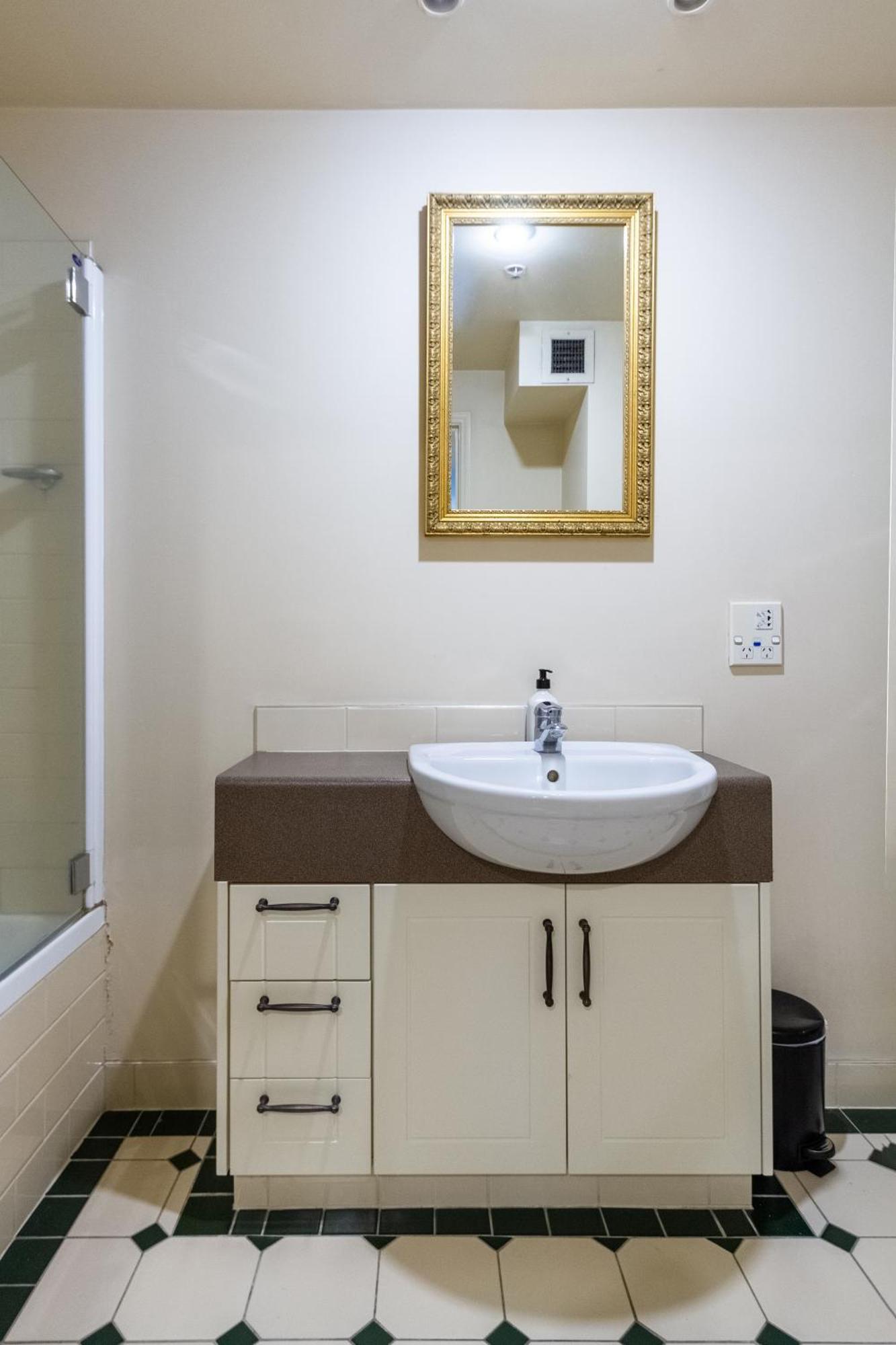 Beauty In The Cbd - 1Bed Free Parking Pool Διαμέρισμα Κράισττσερτς Εξωτερικό φωτογραφία